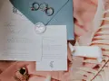 Eleganckie zaproszenia ślubne z obrączkami i pieczęcią. Unikaj gaf towarzyskich przy wypisywaniu zaproszeń, by wszystko było idealne.