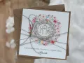Eleganckie zaproszenie na Komunię dla Matki Chrzestnej. Wzór z motywem kwiatowym i symbolem IHS. Idealne, by pokazać, jak wypisać tekst zaproszenia na komunię dla chrzestnych.