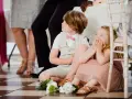 Dzieci na weselu siedzą na podłodze. Jakie są zasady zapraszania dzieci na wesele? Jak to ująć w zaproszeniu?