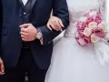 Para ślubna z bukietem róż. Czy bierzmowanie jest potrzebne do ślubu kościelnego? To pytanie zadaje sobie wiele par.