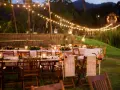 Eleganckie stoły z kwiatami i świecami, girlandy świateł. Trendy w zaproszeniach na "garden party" i letnie grille to naturalność i romantyzm.