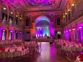 Elegancka sala balowa z oświetleniem tworzącym nastrój. Zastanawiasz się, ile kosztuje wynajęcie profesjonalnego dekoratora światłem na event?