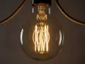 Żarówka typu "edison bulbs" z widocznym żarnikiem, idealna do budowania nastroju loftu.