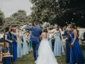 Panna młoda w bieli, druhenki w błękicie. Unikaj przyczyny faux pas przy wyborze koloru sukienki: biel, czerń, czerwień.
