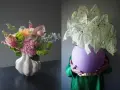 Bukiet w stylu "garden party" 2026: różowe hortensje, anthurium, róże. Po prawej ozdobna kalozja w fioletowej donicy.
