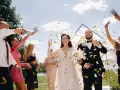 Złote konfetti sypie się na parę młodą. Goście świętują, co może symbolizować odejście od tradycyjnych oczepin na rzecz nowoczesnych zabaw.