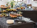 Jak zaplanować "północny bufet" który wygląda apetycznie i stylowo? Elegancko ułożone przekąski, owoce i sałatki w kieliszkach tworzą zachęcającą aranżację.