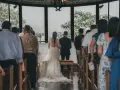 Para ślubna przed ołtarzem, otoczona gośćmi. Wśród nich mogą być świadkami osoby bliskie, które wspierają parę w tym ważnym dniu.
