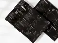 Czarne menu z białymi napisami i grafikami. Czy warto personalizować menu pod kątem graficznym dla każdego gościa? To pytanie nabiera sensu, gdy widzimy tak stylowe propozycje.