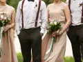 Eleganckie stroje pary z bukietami. Brak informacji o dress codzie na zaproszeniu mógłby prowadzić do takich stylizacji.