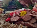 Bogactwo wędlin, serów i dodatków na rustykalnym stole. To przyczyny powrotu do tradycyjnych wiejskich stołów w nowoczesnym wydaniu.