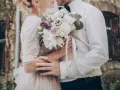 Para ślubna z bukietem, przygotowująca się do ceremonii. Dowiedz się, jakie dokumenty do ślubu konkordatowego są potrzebne w 2026 roku.
