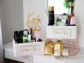 Jak przygotować koszyczek ratunkowy do łazienki? Lista niezbędników: kosmetyki Nivea Men, żele, chusteczki, spray L'Oréal, świeczki Yankee Candle.