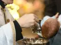 Ile na chrzciny jako gość – ile pieniędzy warto włożyć do koperty?