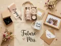 Inspiracje jak przygotować boxy prezentowe dla świadków i rodziców: torba z napisem "Future Mrs.", naszyjnik, kosmetyki, świeca, zdjęcie, voucher.