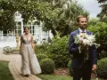 Piękna panna młoda idzie ścieżką w ogrodzie, by spotkać narzeczonego. To idealny moment, by zrozumieć, dlaczego warto zorganizować "first look" przed ceremonią ślubną.