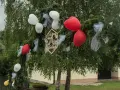 Brama weselna z balonami i napisem "Witamy Parę Młodą". Tradycja bram weselnych to symboliczne powitanie nowożeńców przez gości.
