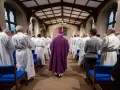 Skutki spóźnienia się na ceremonię ślubną? Jak wejść dyskretnie do kościoła? Biskup w purpurze prowadzi procesję, a wierni w białych szatach czekają.