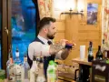 Barman przygotowuje drinki. Czy warto inwestować w barmana i drink bar na weselu? Koszty a efekt - zobacz!