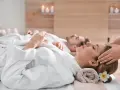 Para radzi sobie z objawami stresu przedślubnego, relaksując się na masażu. To sposób na zachowanie spokoju i cieszenie się dniem ślubu.