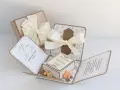 Eleganckie pudełko-niespodzianka z życzeniami na Chrzest. Idealny pomysł, co się daje na chrzest jako chrzestna.
