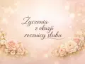 Delikatne, pastelowe róże i napisy "Życzenia z okazji rocznicy ślubu" tworzą romantyczną kartkę.