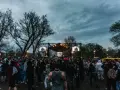 Tłum ludzi na koncercie pod gołym niebem, deszczowa pogoda. Skutki wyboru zbyt intensywnych zapachów (świece, kwiaty) na sali bankietowej nie dotyczą tej sceny.