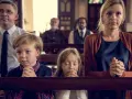 Rodzina modli się w kościele. Unikaj robienia zdjęć z lampą błyskową, by nie zakłócać nabożeństwa.