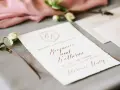 Eleganckie zaproszenia ślubne z kaligrafią. Inspiracja, jak przygotować zaproszenia na rocznicę ślubu dla rodziców i dziadków.