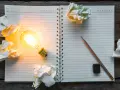 Zgniecione kartki papieru i żarówka symbolizują skutki braku profesjonalnego oświetlenia dla jakości zdjęć i filmu.