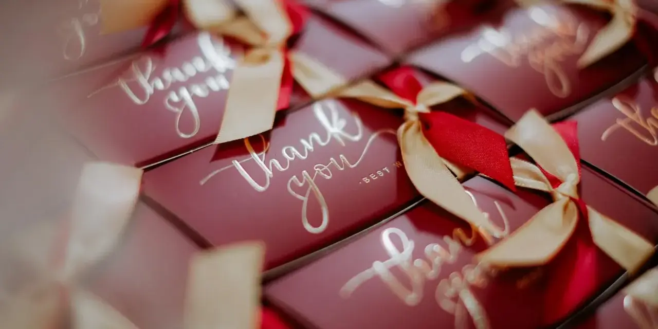 Eleganckie pudełka z napisem "thank you", idealne jako podziękowanie dla gości weselnych lub jako upominek dla gospodarzy domówki.
