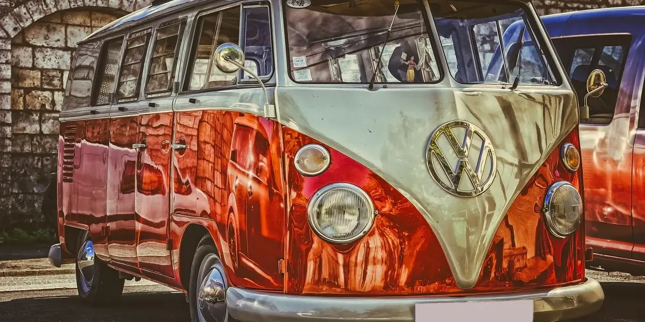 Klasyczny VW Transporter, idealny do planowania logistyki transportu i noclegu dla gości przyjezdnych.
