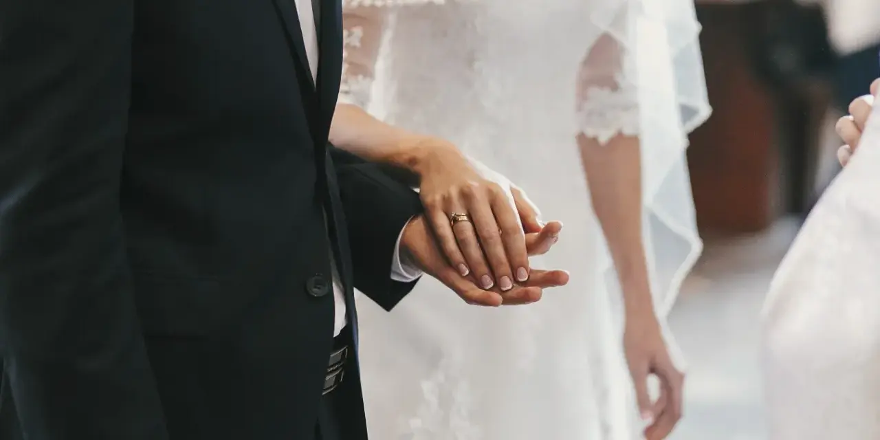 Para ślubna trzyma się za ręce. Czy do ślubu potrzebne jest świadectwo religii? Zależy od wyboru pary.