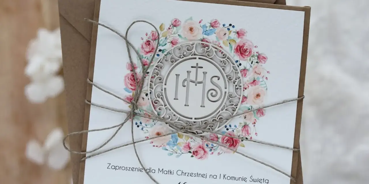 Eleganckie zaproszenie na Komunię dla Matki Chrzestnej. Wzór z motywem kwiatowym i symbolem IHS. Idealne, by pokazać, jak wypisać tekst zaproszenia na komunię dla chrzestnych.