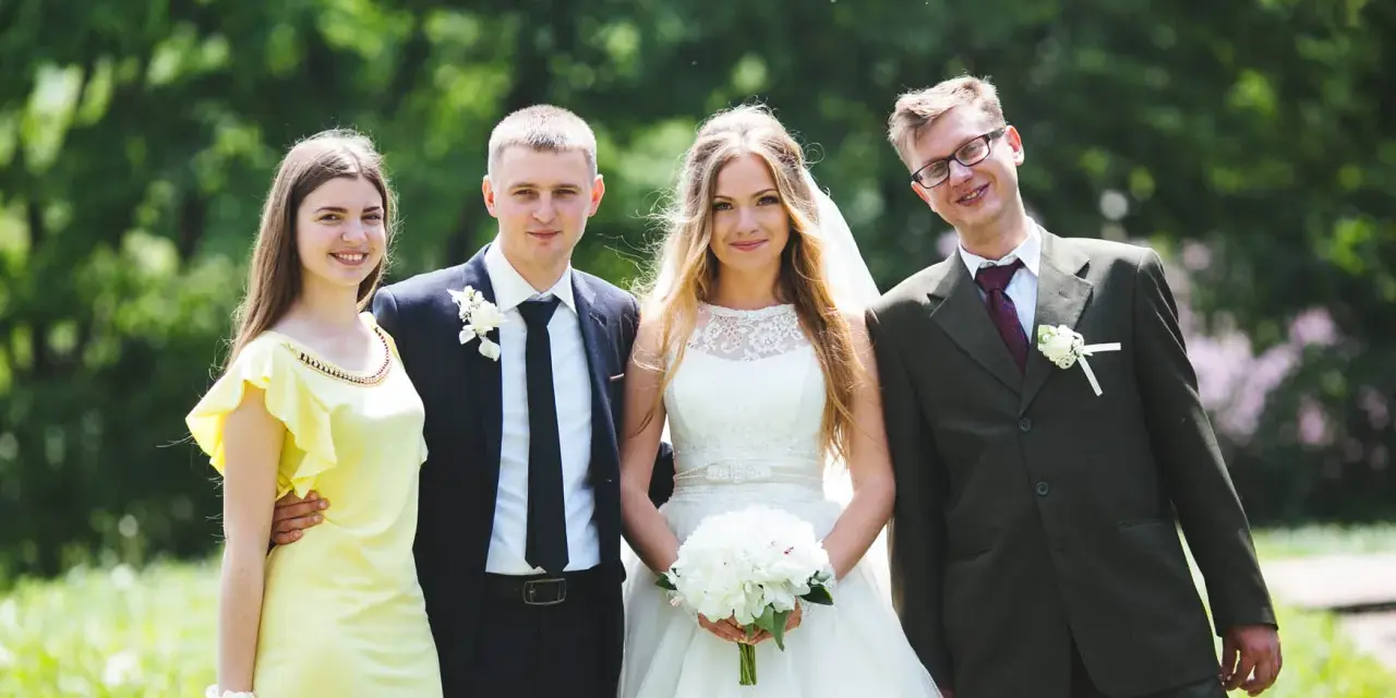 Para ślubna z druhną i świadkiem. Czy świadek na ślubie musi być pełnoletni? Zwykle tak, ale prawo dopuszcza wyjątki.
