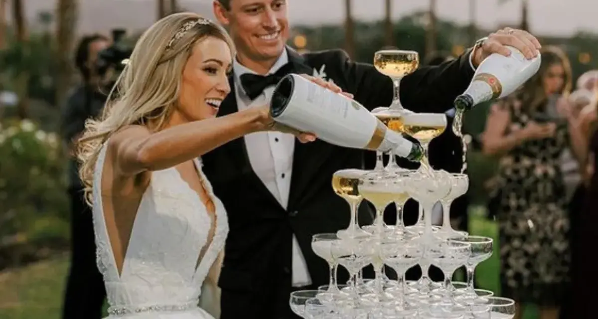 Para ratować wizerunek po weselu, gdy alkohol wziął górę, para młoda nalewa szampana na wieżę kieliszków.