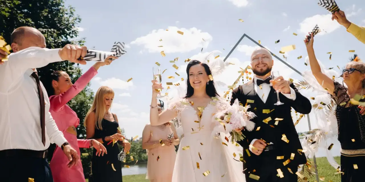 Złote konfetti sypie się na parę młodą. Goście świętują, co może symbolizować odejście od tradycyjnych oczepin na rzecz nowoczesnych zabaw.