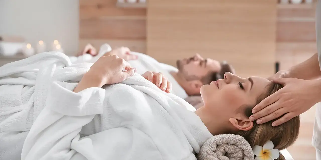 Para uniknąć objawów stresu przedślubnego i "wedding burnout", panna młoda relaksuje się na masażu głowy w spa.