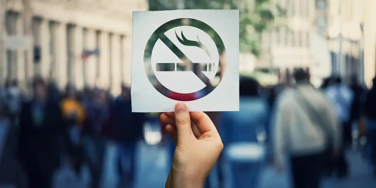 Zasady palenia tytoniu i e-papierosów podczas uroczystości: zakaz palenia w miejscach publicznych.