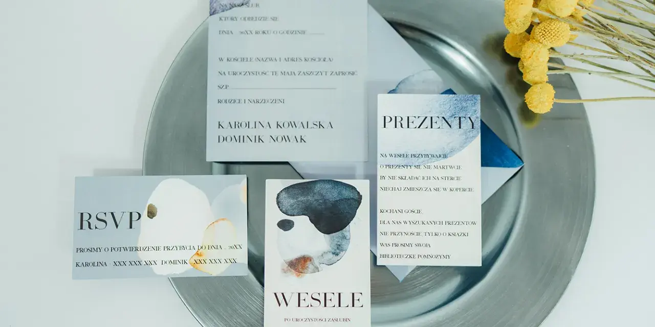 Próbki zaproszeń ślubnych na talerzu. Czy warto zamawiać zaproszenia z próbkami przed finalnym drukiem? Zobacz, jak wyglądają detale.