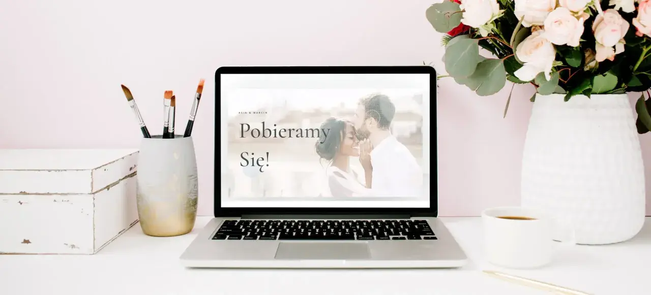 Laptop z interaktywną stroną www "Pobieramy się!" pokazuje przyczyny rezygnacji z drukowanych zaproszeń.