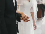 Para ślubna trzyma się za ręce. Czy do ślubu potrzebne jest świadectwo religii? Zależy od wyboru pary.