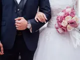 Para ślubna z bukietem róż. Czy bierzmowanie jest potrzebne do ślubu kościelnego? To pytanie zadaje sobie wiele par.