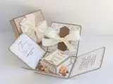 Eleganckie pudełko-niespodzianka z życzeniami na Chrzest. Idealny pomysł, co się daje na chrzest jako chrzestna.