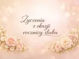 Delikatne, pastelowe róże i napisy "Życzenia z okazji rocznicy ślubu" tworzą romantyczną kartkę.
