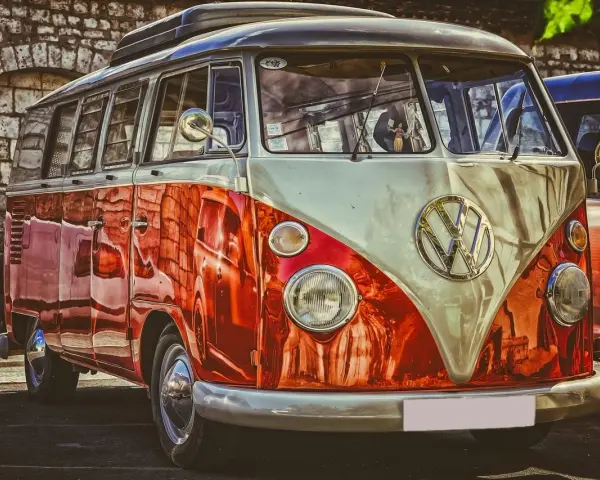 Klasyczny VW Transporter, idealny do planowania logistyki transportu i noclegu dla gości przyjezdnych.