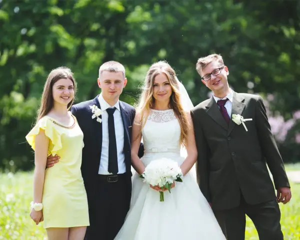 Para ślubna z druhną i świadkiem. Czy świadek na ślubie musi być pełnoletni? Zwykle tak, ale prawo dopuszcza wyjątki.
