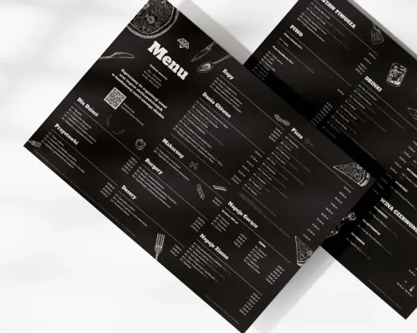Czarne menu z białymi napisami i grafikami. Czy warto personalizować menu pod kątem graficznym dla każdego gościa? To pytanie nabiera sensu, gdy widzimy tak stylowe propozycje.