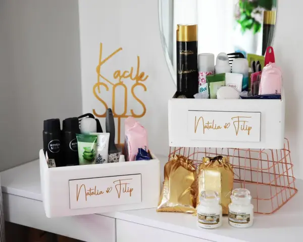 Jak przygotować koszyczek ratunkowy do łazienki? Lista niezbędników: kosmetyki Nivea Men, żele, chusteczki, spray L'Oréal, świeczki Yankee Candle.