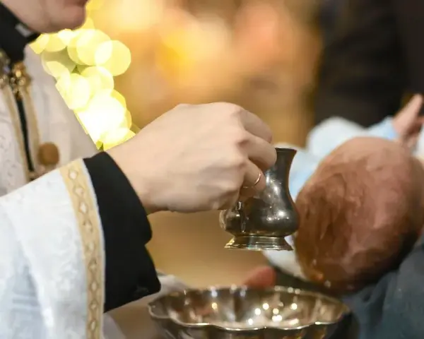 Ile na chrzciny jako gość – ile pieniędzy warto włożyć do koperty?